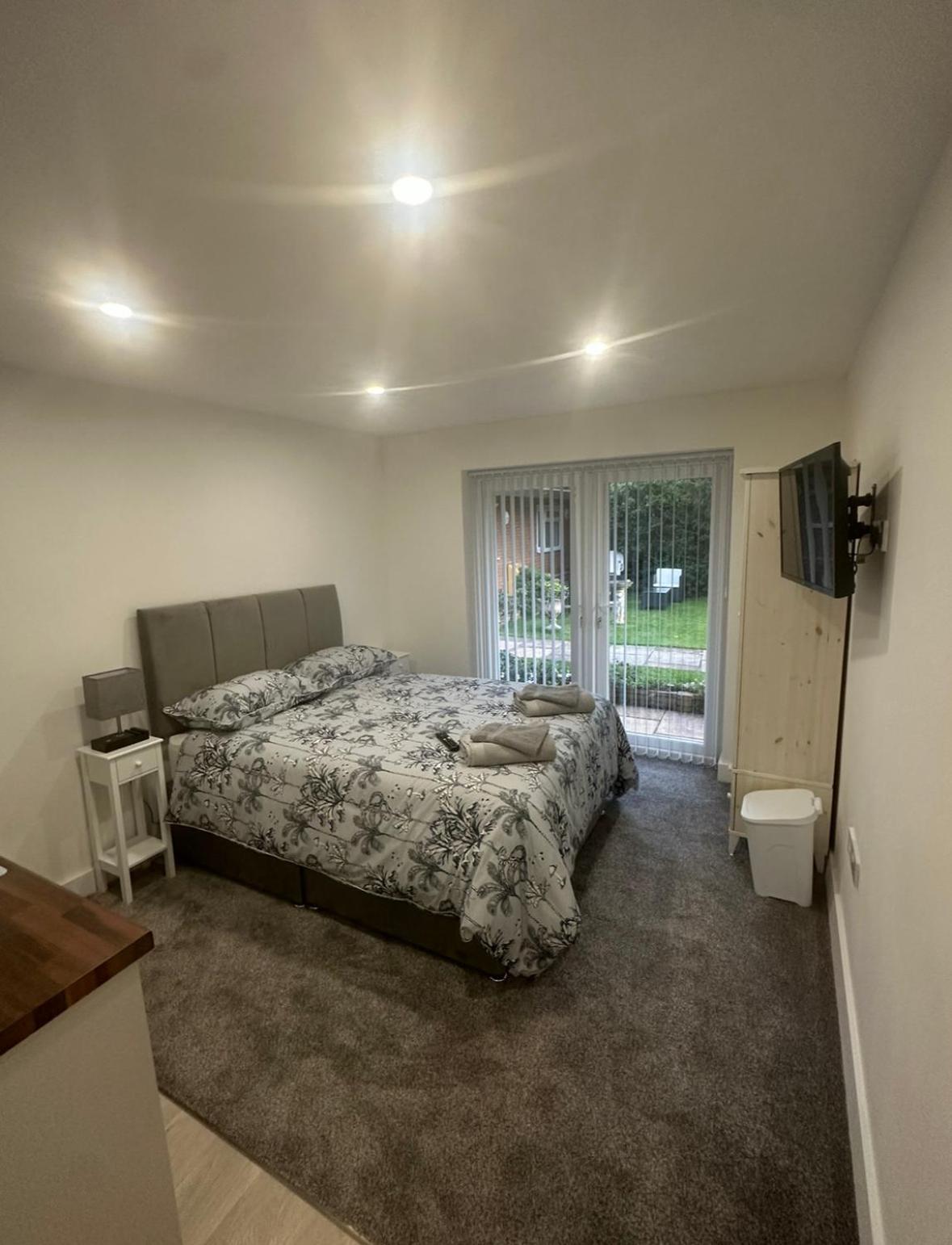 Selborne Studios Off Road Gated Parking Coventry Exterior photo